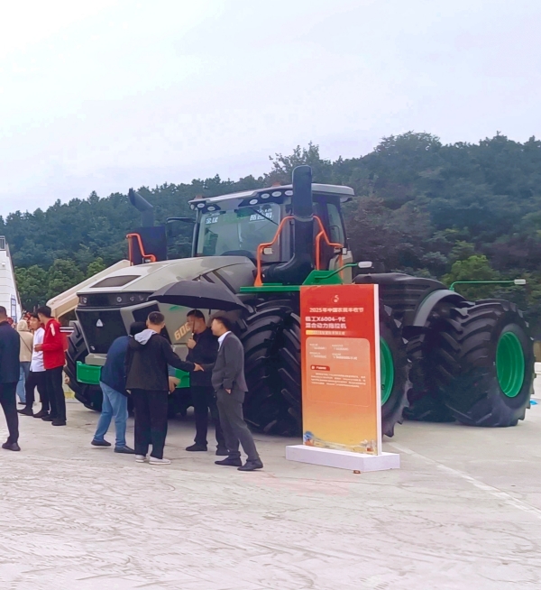 临工农机高端智能产品亮相2025年中国农民丰收节