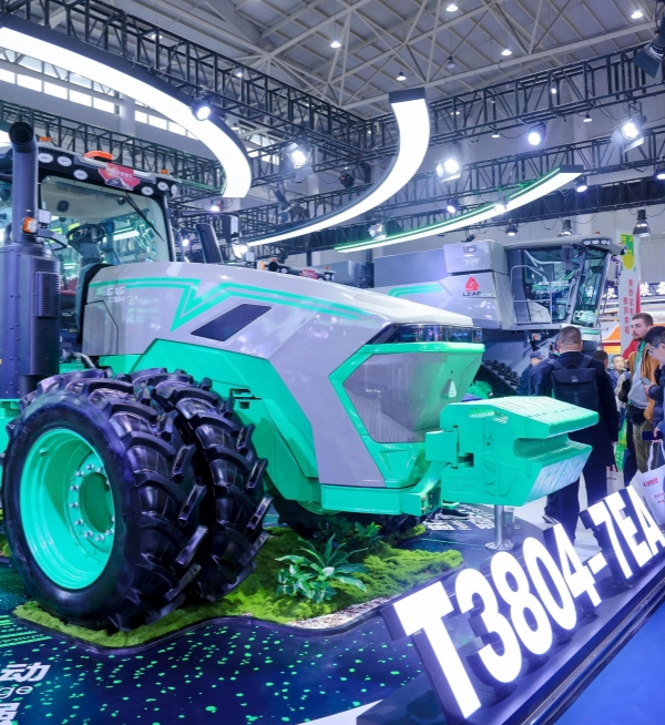 油电双擎齐发力 长江之畔引瞩目 ｜临工农机高端智能农机装备闪耀武汉