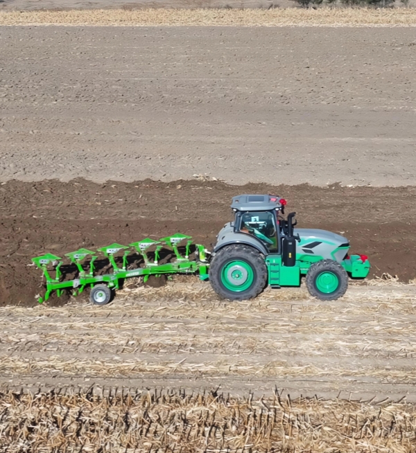 交付即使用 ｜ 临工农机30台新能源拖拉机批量交付用户